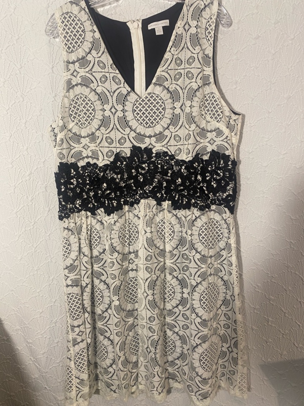 New York & Company Ivory Lace Overlay Shell with Black Lining size 16